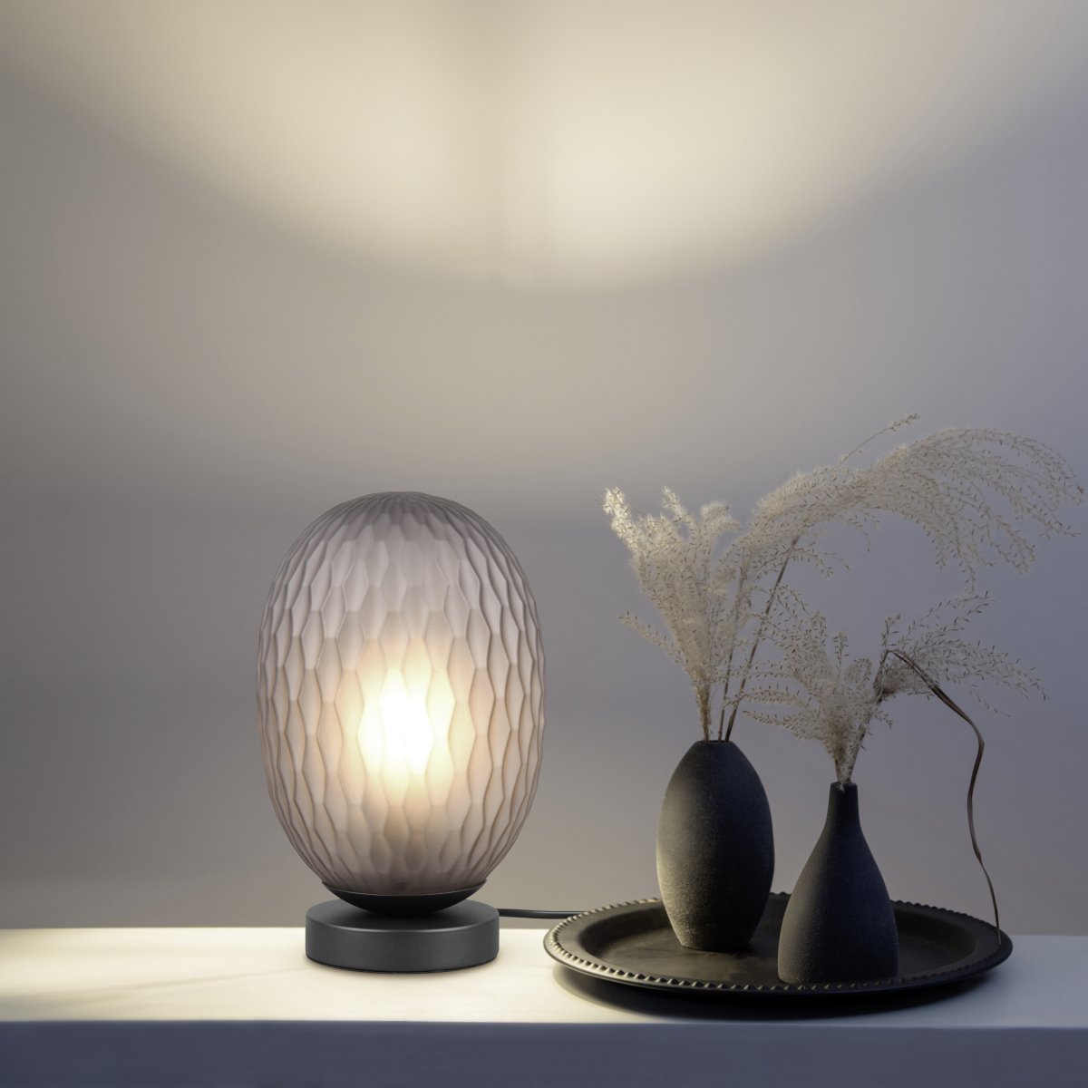 Facette 28cm Rökgrå bordslampa från Trio Lighting - Med sin harmoniska f&auml;rgnyans i r&ouml;kgr&aring;tt blir Facette en dekorativ och funktionell belysning som lyfter inredningen och skapar en varm atmosf&auml;r i ditt hem.
