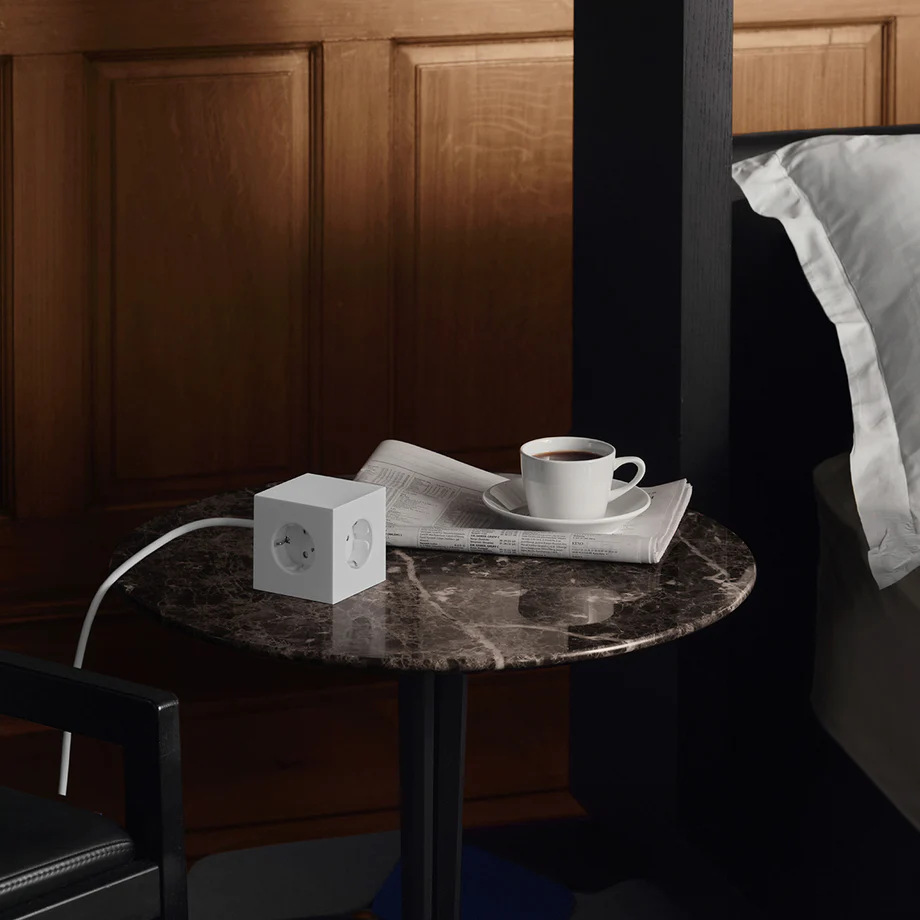 Square 1 with 30W Dual USBC & Magnetic base, 3m, Martinelli Luce edition Vit från Avolt - Grenuttag fr&aring;n Avolt med en stilren design med en l&aring;ng sladd i PVC, en kub i &aring;tervunnen plast och en magnetplatta i botten f&ouml;r att kunna h&auml;ngas upp p&aring; v&auml;ggen.