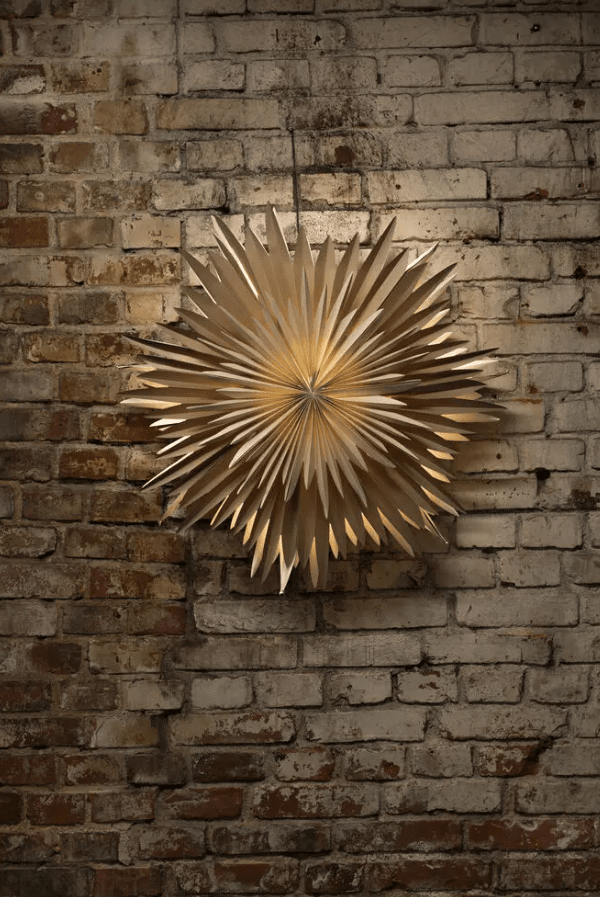 Pappersstjärna Ø80 Brun från Konstsmide - Perfekt att h&auml;nga i f&ouml;nstret eller mot en vacker v&auml;gg &ndash; en tidl&ouml;s dekoration som f&ouml;rgyller varje rum med enkel elegans.