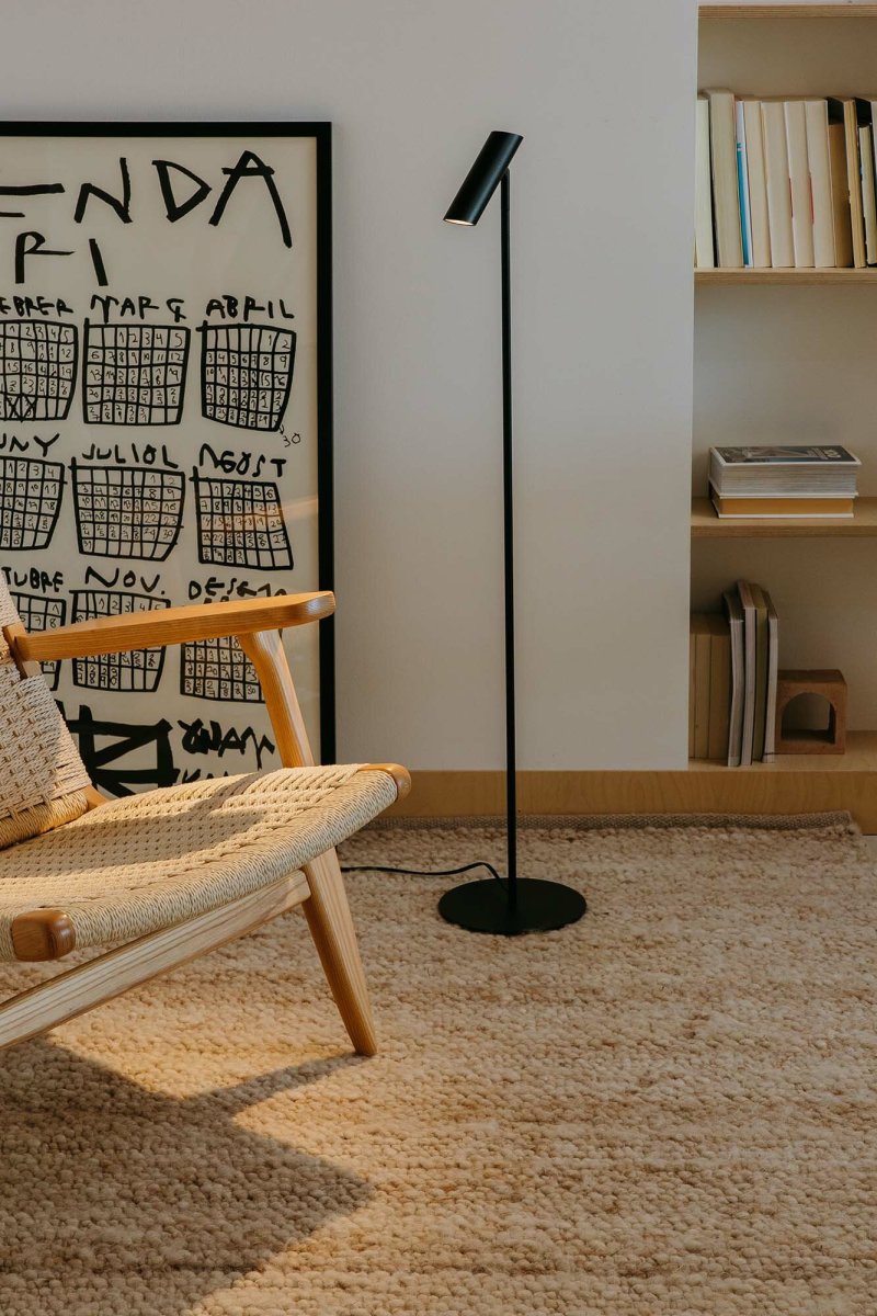 Leo Svart golvlampa från Faro Barcelona - Leo &auml;r en svart golvlampa med integrerad LED som kombinerar m&aring;ngsidighet med modern design.