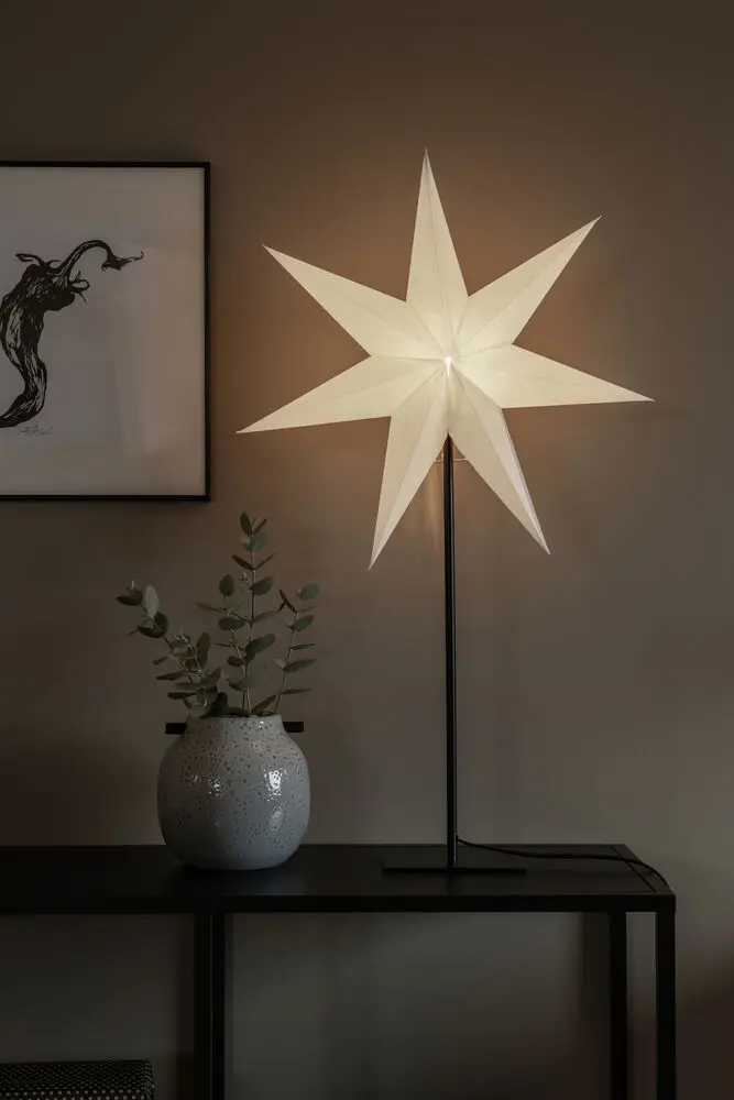 Pappersstjärna Ø50 Vit från Konstsmide - Skapa en varm och inbjudande julst&auml;mning med denna vackra pappersstj&auml;rna p&aring; fot.