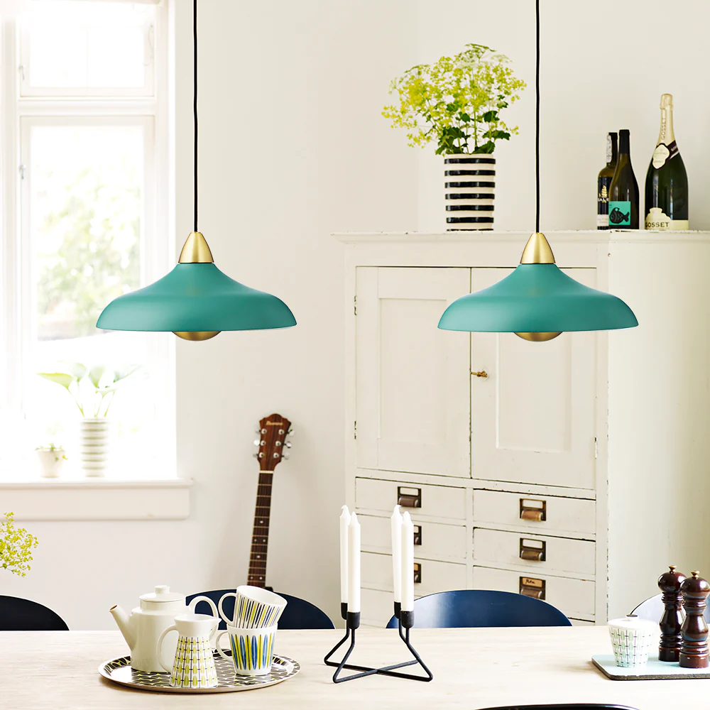 Urban Wide Ø36 Grön taklampa från Superliving - F&ouml;rh&ouml;j ditt hem med den moderna pendellampan Urban Wide, en stilfull kombination av matt m&ouml;rkgr&ouml;n finish och eleganta m&auml;ssingsdetaljer.