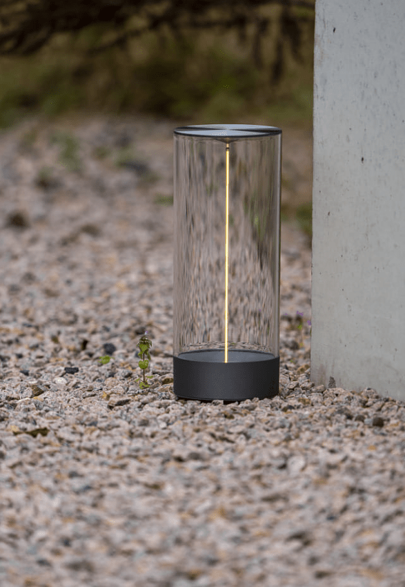 Edison 32cm Antracit portabel från Konstsmide - Edison laddas upp fullt p&aring; 6h med den medf&ouml;ljande USB kabeln och kan sedan lysa i upp till 9h p&aring; 100% ljusstyrka.