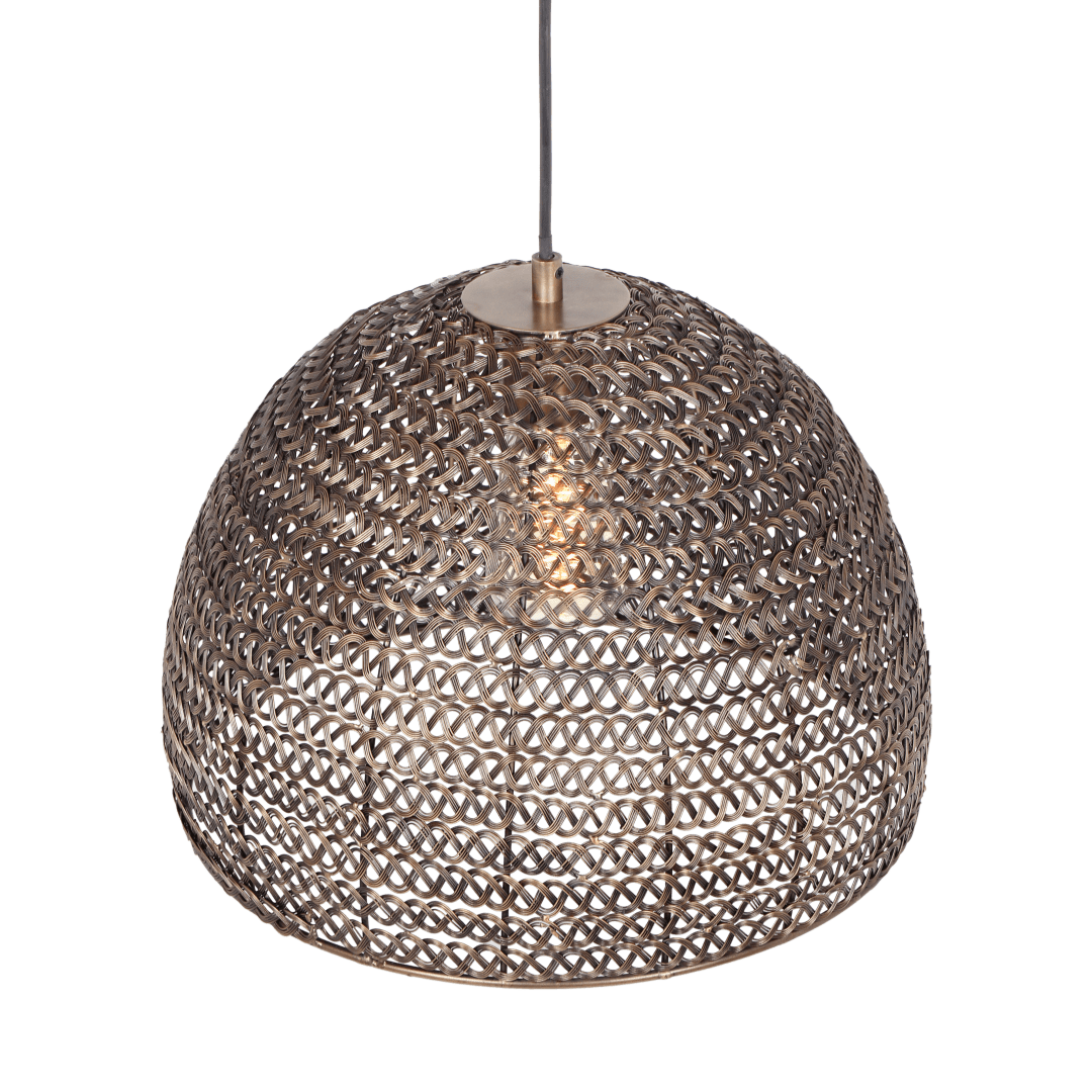 Kamara Ø36 Antikmässing taklampa från Trio Lighting - Oavsett om den placeras &ouml;ver matbordet, i vardagsrummet eller som en dekorativ detalj i hallen, blir denna pendel en stilfull och karakt&auml;rsfull ljusk&auml;lla i ditt hem.