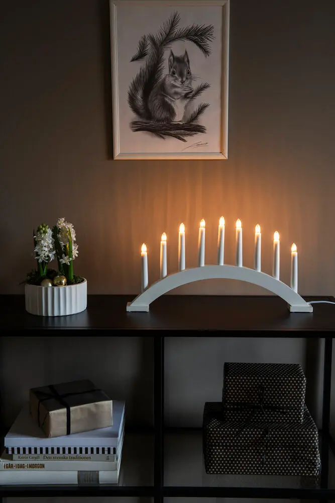 Elljusstake 9ljus Vit från Konstsmide - Sprid ett mjukt och varmt sken i vinterm&ouml;rkret med denna eleganta adventsljusstake i vitlackerat tr&auml;.