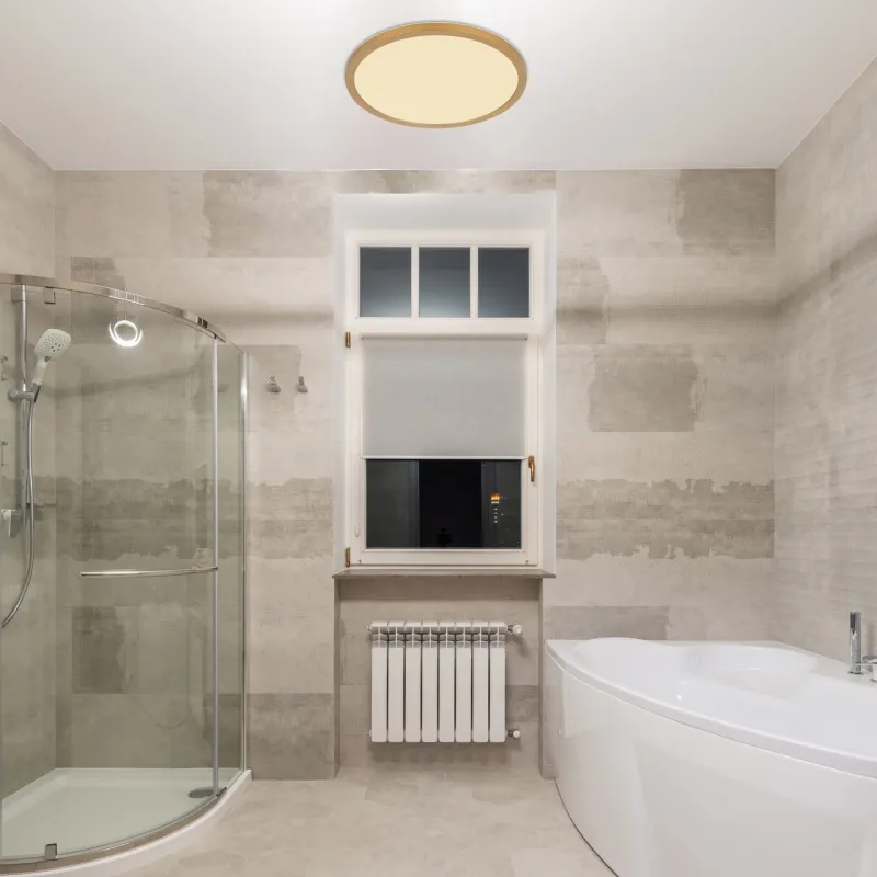 Sapana Ø30 Mässing badrumslampa från Globo Lighting - Lampan &auml;r tillverkad av matt m&auml;ssingsf&auml;rgad och vit plast, vilket ger ett mjukt och bl&auml;ndfritt ljus.