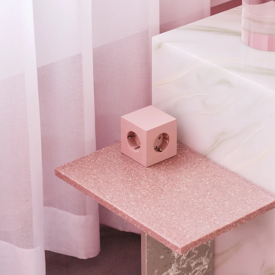 Square 1 with 30W Dual USBC & Magnetic base, 3m Rosa från Avolt - Grenuttag fr&aring;n Avolt med en stilren design med en l&aring;ng sladd i PVC, en kub i &aring;tervunnen plast och en magnetplatta i botten f&ouml;r att kunna h&auml;ngas upp p&aring; v&auml;ggen.