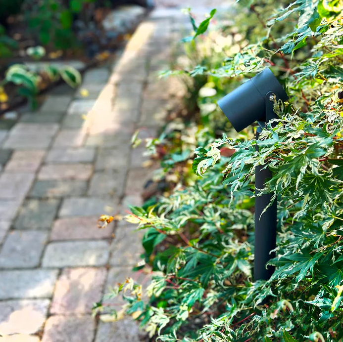 Luna 65 Mörkgrå från Lightson - &nbsp;Under vinterhalv&aring;ret n&auml;r sn&ouml;n t&auml;cker marken &auml;r Luna 65 ett utm&auml;rkt alternativ, eftersom den d&aring; kommer upp ovanf&ouml;r sn&ouml;t&auml;cket och skapar en magisk st&auml;mning i vinterlandskapet.