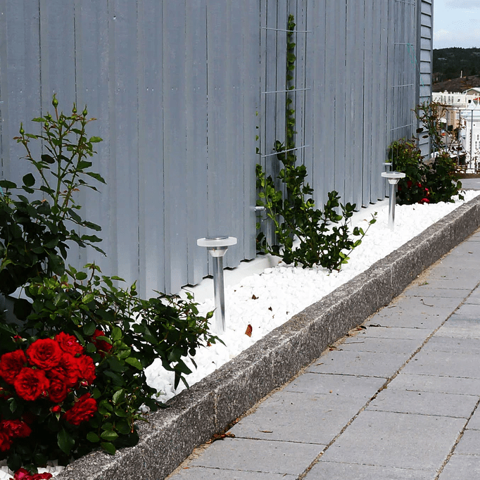 Ellips Silver från Lightson - En stilren l&auml;gre pollare som passar om du vill skapa ledljus l&auml;ngs en g&aring;ng eller stig.