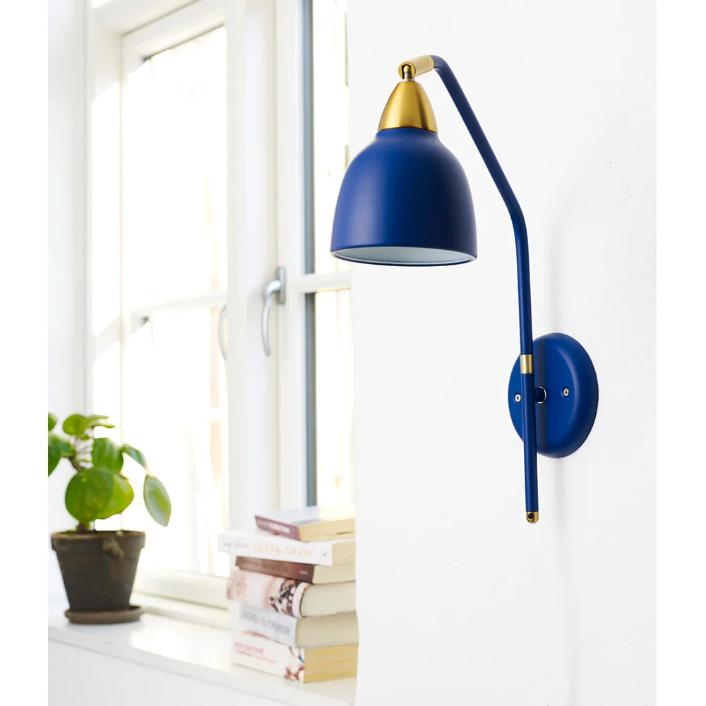 Urban 40cm Blå vägglampa från Superliving - Med en roterbar arm och en sk&auml;rm som kan vridas hela 345&deg; ger lampan en flexibel och anpassningsbar belysning f&ouml;r alla behov.