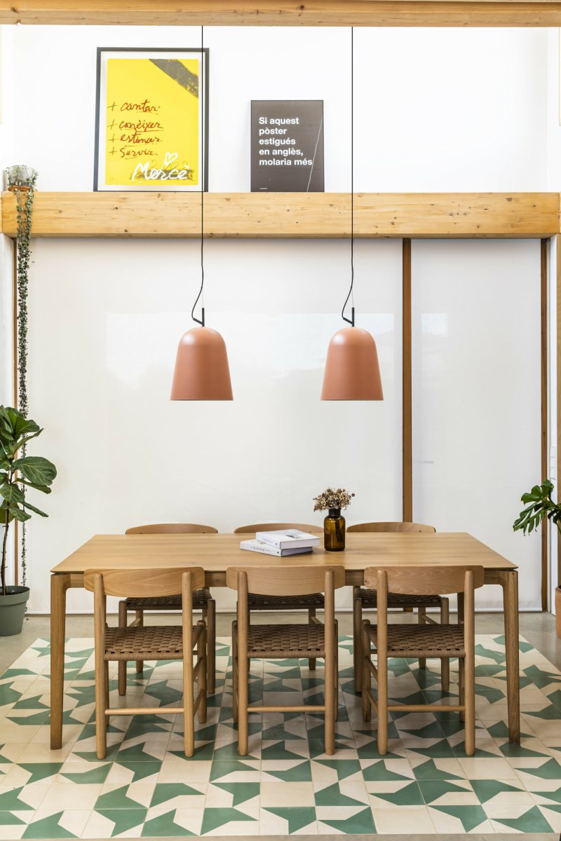 Studio Ø30 Rosa taklampa från Faro Barcelona - Studio &auml;r en elegant pendellampa i rosa, designad av Nahtrang med inspiration fr&aring;n 1950-talets klassiska linjer &ndash; tidl&ouml;s estetik i en modern tappning.