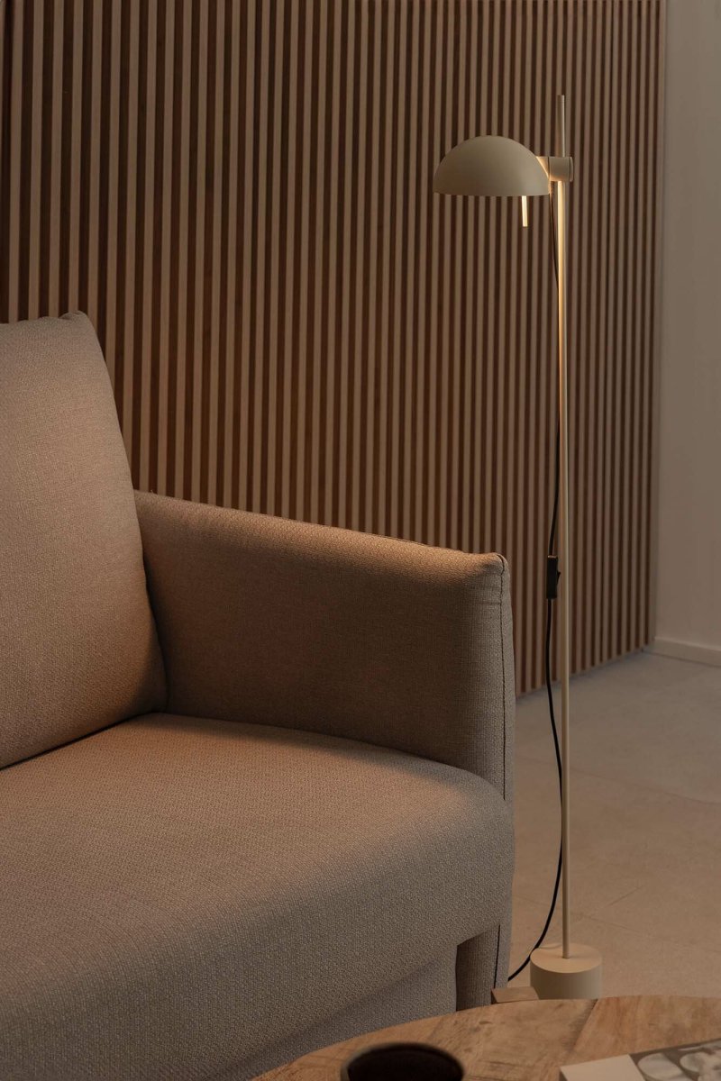 Matilda Beige golvlampa från Faro Barcelona - Med roterbar sk&auml;rm och justerbar h&ouml;jd erbjuder den flexibel ljuss&auml;ttning f&ouml;r b&aring;de l&auml;sning och st&auml;mning.