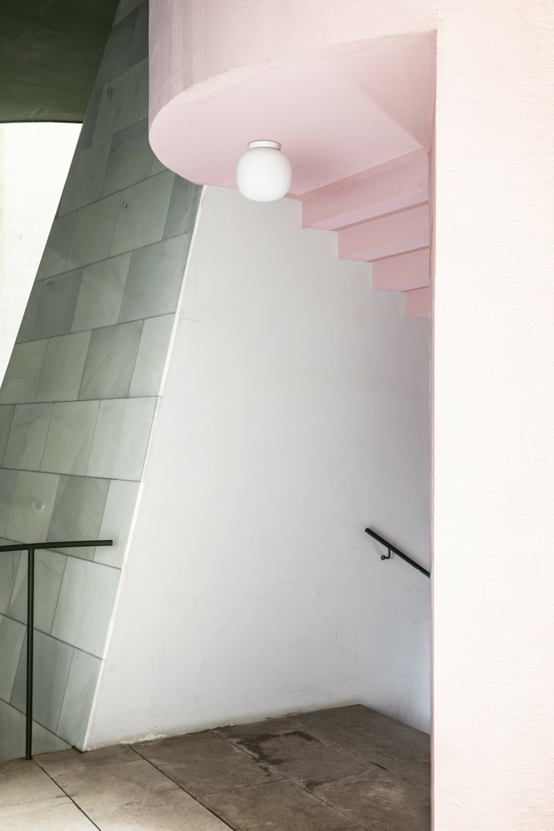 Amelia Ø22 Vit badrumslampa från Faro Barcelona - Amelia &auml;r en taklampa i vitt, designad av H&eacute;ctor Serrano, med ett l&auml;tt och luftigt uttryck.