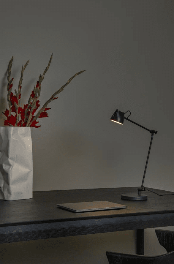 Milne 42cm Svart skrivbordslampa från Lucide - De vinkelbara armarna i kombination med det roterbara lamphuvudet ger dig o&auml;ndligt med belysningsm&ouml;jligheter, perfekt som arbets- eller l&auml;slampa.