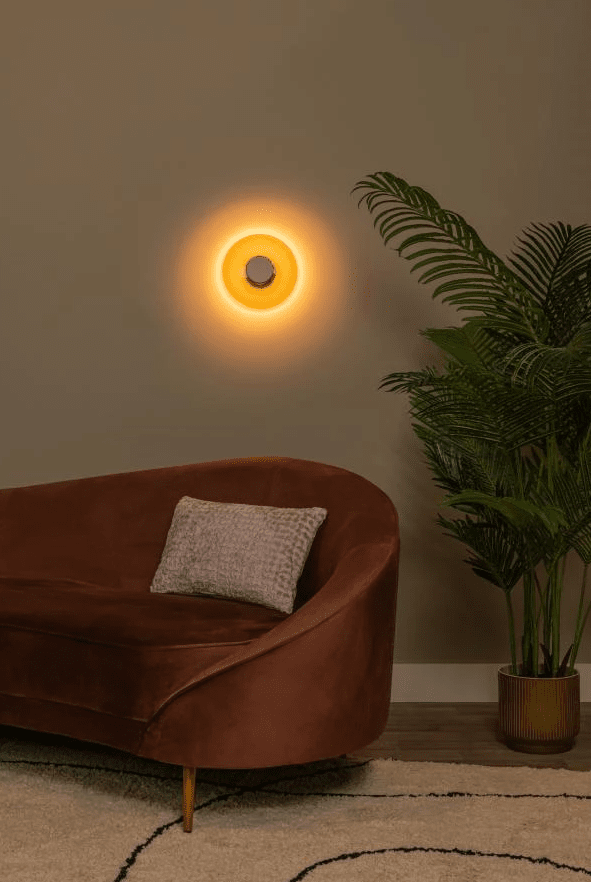 Santiago Ø23 Amber vägglampa från Lucide - Santiago &auml;r en sofistikerad v&auml;gglampa i glas och metall med en varm champagnetonad f&auml;rg och inslag av m&ouml;rkare amber.