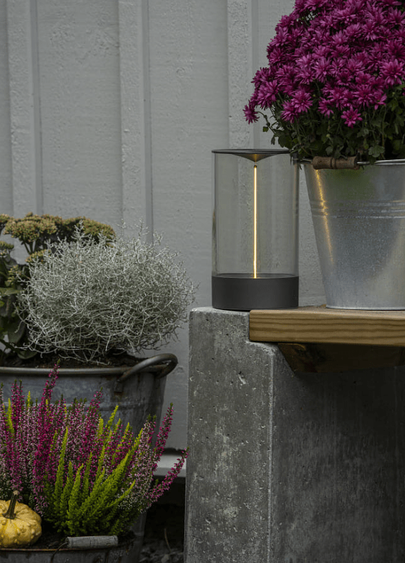 Edison 23cm Antracit portabel från Konstsmide - Edison laddas upp fullt p&aring; 6h med den medf&ouml;ljande USB kabeln och kan sedan lysa i upp till 9h p&aring; 100% ljusstyrka.