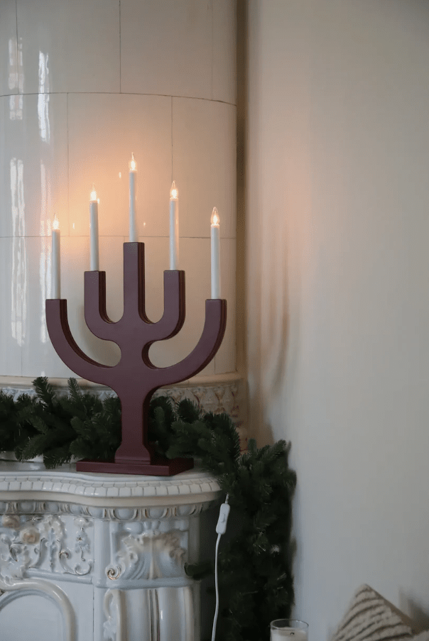 Sapin 5L Röd från Markslöjd - Den gener&ouml;sa storleken g&ouml;r den till ett dekorativt blickf&aring;ng, s&auml;rskilt i st&ouml;rre f&ouml;nster d&auml;r de fem ljusen sprider ett varmt och st&auml;mningsfullt sken under m&ouml;rka vinterkv&auml;llar.
