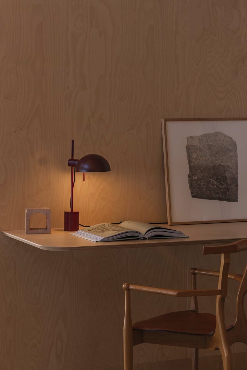 Matilda 43cm Burgundy skrivbordslampa från Faro Barcelona - En minimalistisk och m&aring;ngsidig lampa med modern karakt&auml;r.