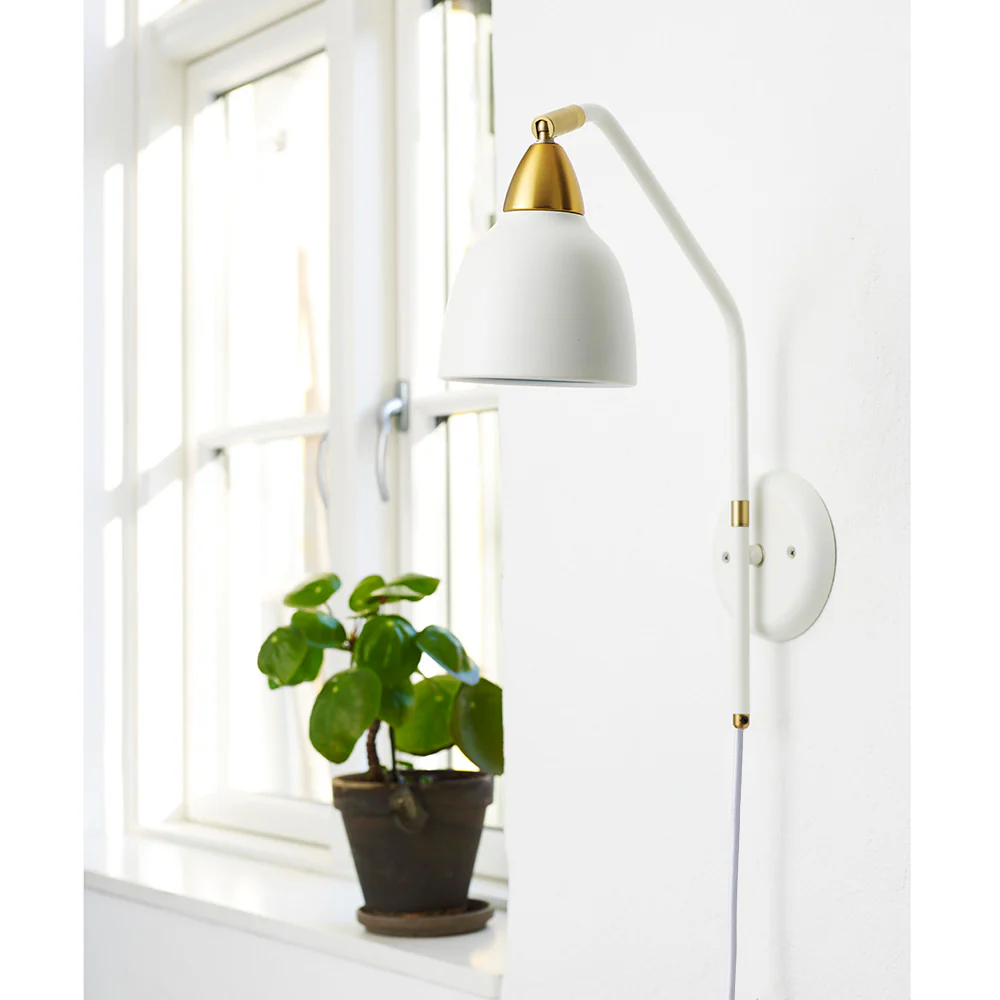 Urban 40cm Vit vägglampa från Superliving - Med en roterbar arm och en sk&auml;rm som kan vridas hela 345&deg; ger lampan en flexibel och anpassningsbar belysning f&ouml;r alla behov.