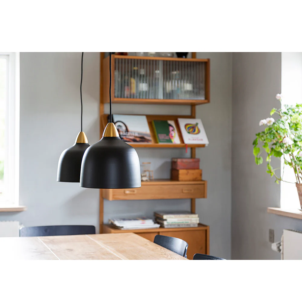 Urban Ø24 Svart taklampa från Superliving - Urban pendellampa kombinerar modern design med en lyxig touch av m&auml;ssing f&ouml;r att skapa en stilren och sofistikerad atmosf&auml;r i ditt hem.