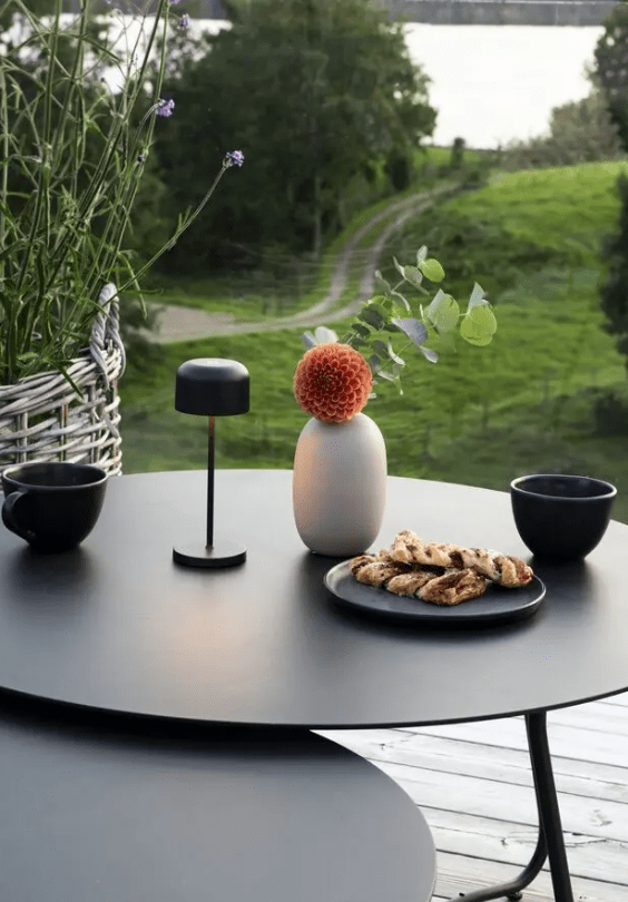 Lille 20cm Svart portabel från Konstsmide - Lille &auml;r en stilren uppladdningsbar bordslampa av aluminium f&ouml;r utomhusbruk.