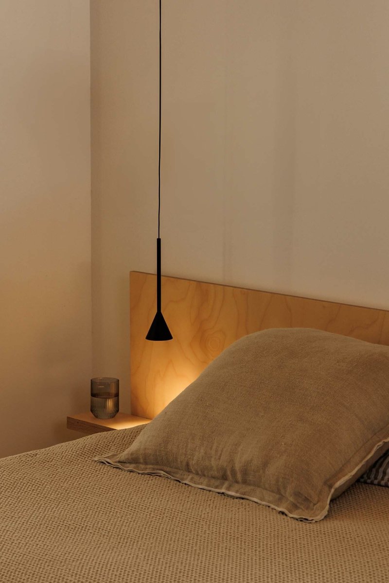 Anna Ø7 Svart taklampa från Faro Barcelona - Den stilrena designen g&ouml;r den idealisk f&ouml;r att lyfta fram specifika ytor eller detaljer i ett rum &ndash; perfekt ovanf&ouml;r k&ouml;ks&ouml;ar, bord eller som accentljus i vardagsrum och hall.