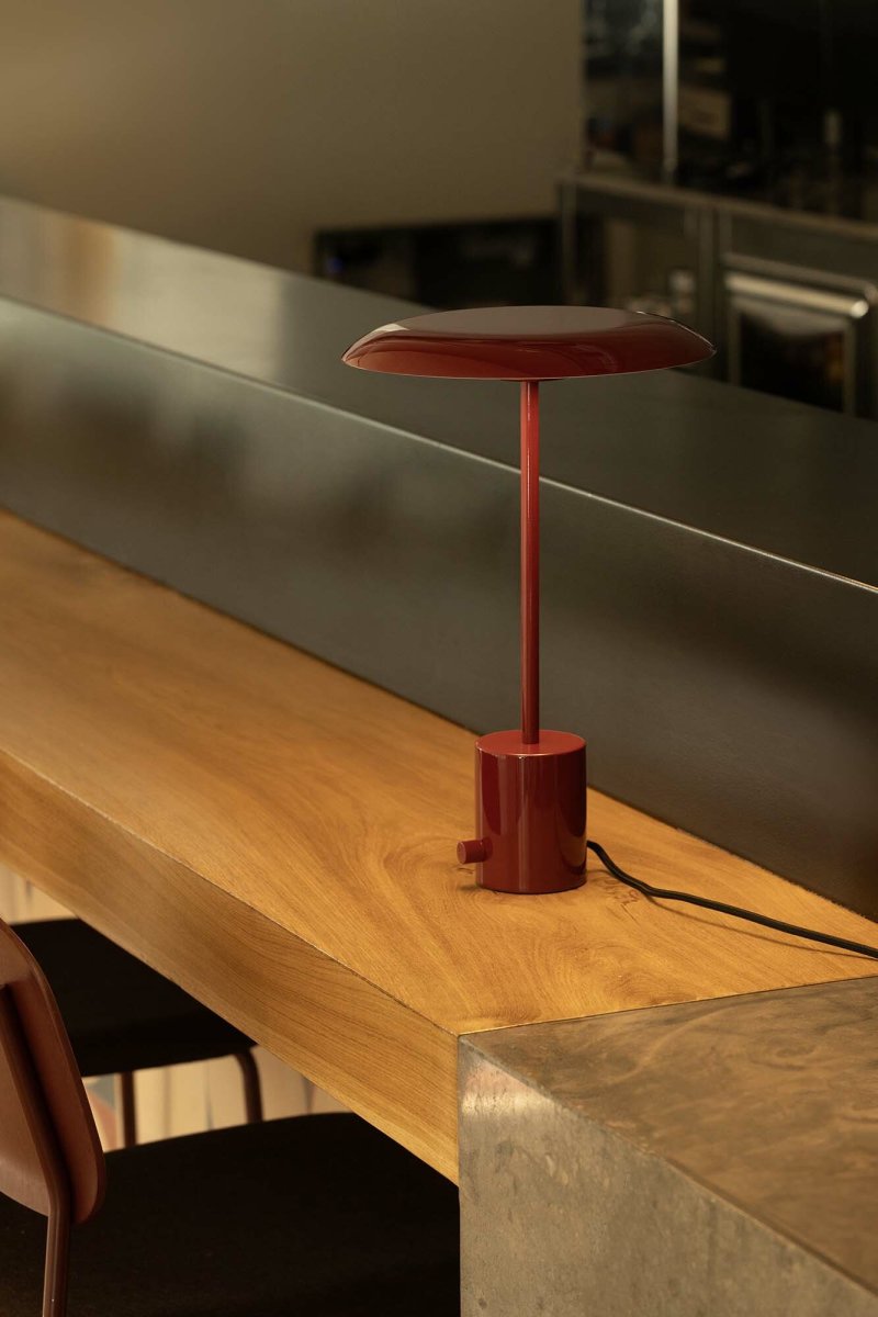Hoshi 40cm Burgundy bordslampa från Faro Barcelona - Den blanka burgundy r&ouml;da finishen ger ett uttryck fullt av karakt&auml;r och elegans &ndash; perfekt som stilren detalj i b&aring;de moderna och klassiska milj&ouml;er.