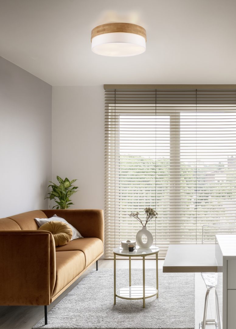Seasons Ø50 Vit plafond från Trio Lighting - Plafonden Seasons kombinerar enkla former med naturliga material och skapar en harmonisk och inbjudande atmosf&auml;r.