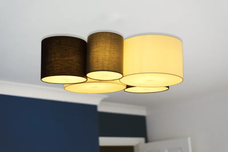 Makki 90cm Flerfärgad plafond från Globo Lighting - Lampan har en unik design med fem cylindriska textilsk&auml;rmar i olika storlekar, varav tv&aring; &auml;r vita, tv&aring; svarta och en gr&aring;.