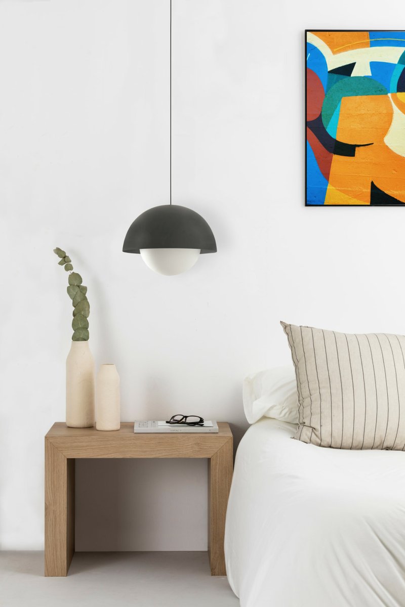 Marisol Ø30 Svart taklampa från Faro Barcelona - Marisol &auml;r en stilren pendellampa med mjuka linjer och en minimalistisk retrodesign som passar i alla typer av hem.