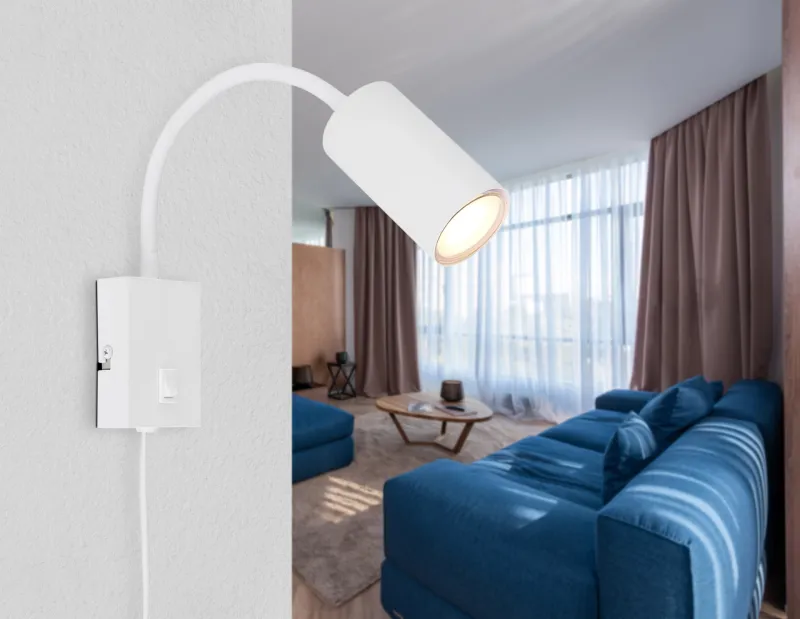 Robby Vit läslampa från Globo Lighting - Robby &auml;r en klassisk, kompakt v&auml;gglampa tillverkad i plast och mattvit metall, vilket ger en stilren och modern look.