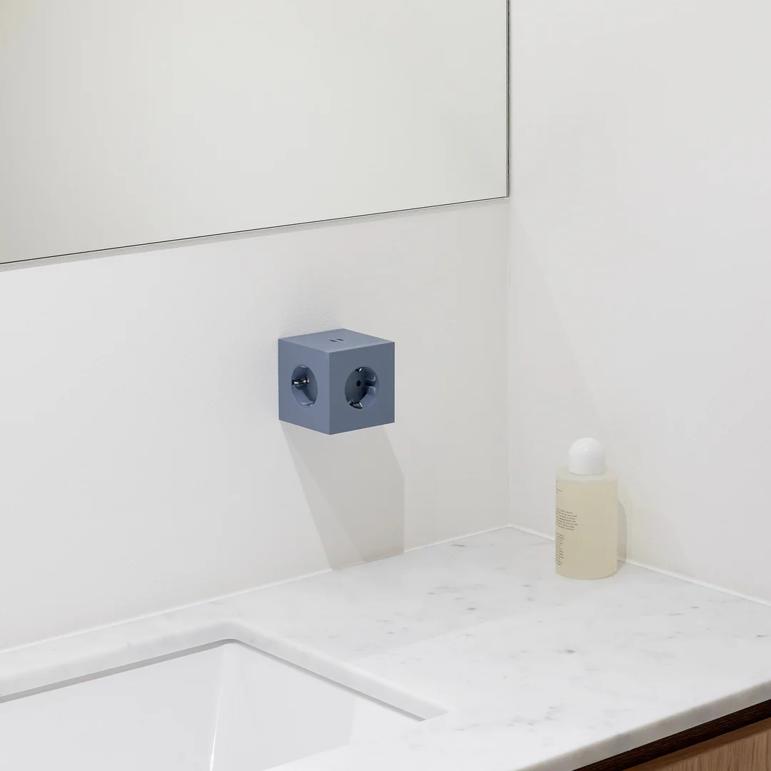 Square 2 Socket extender with 30W Dual USBC Blå från Avolt - Uttagsf&ouml;rl&auml;ngare fr&aring;n Avolt med en stilren design med en kub i &aring;tervunnen plast och en magnetplatta i botten f&ouml;r att kunna h&auml;ngas upp p&aring; v&auml;ggen.