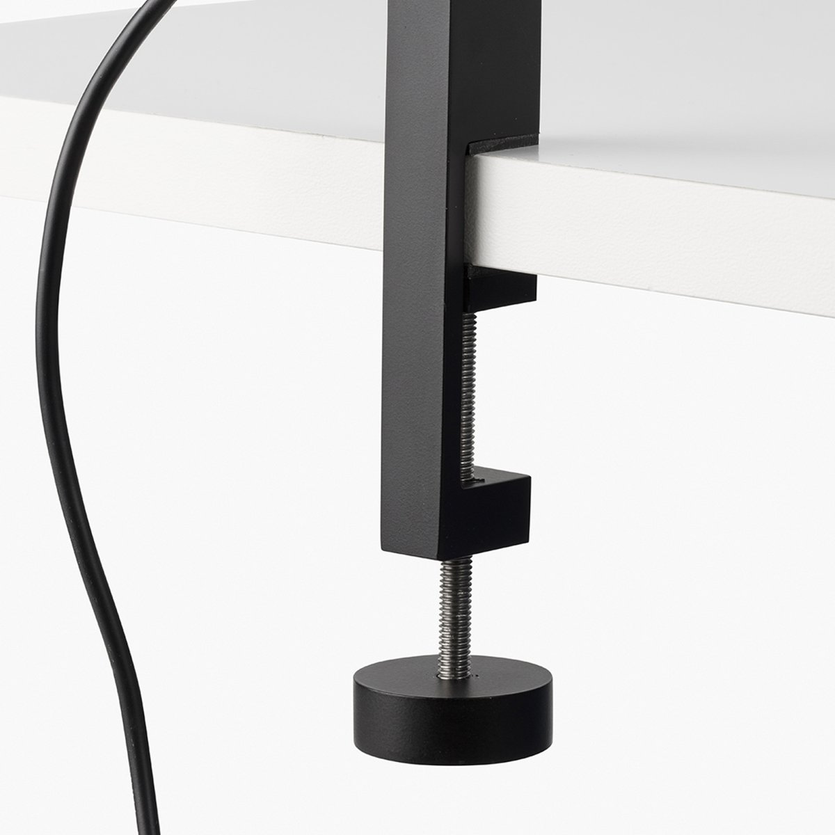 Inviting 86cm Svart klämlampa från Faro Barcelona - Lampans huvud &auml;r justerbart b&aring;de horisontellt och vertikalt, och ljuset &auml;r dimbart.