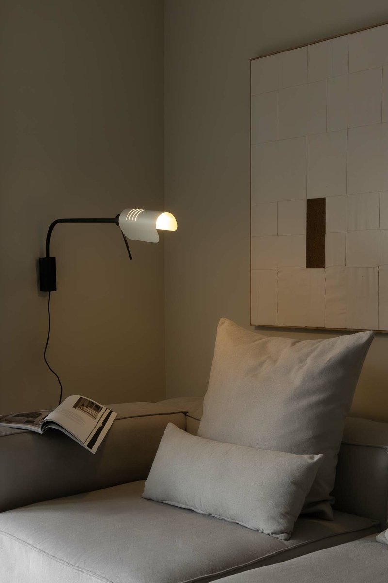 Martinica 85cm Beige läslampa från Faro Barcelona - Inspirerad av retrodesign, men med en friare form, kombinerar Martinica stil och flexibilitet p&aring; ett lekfullt s&auml;tt.