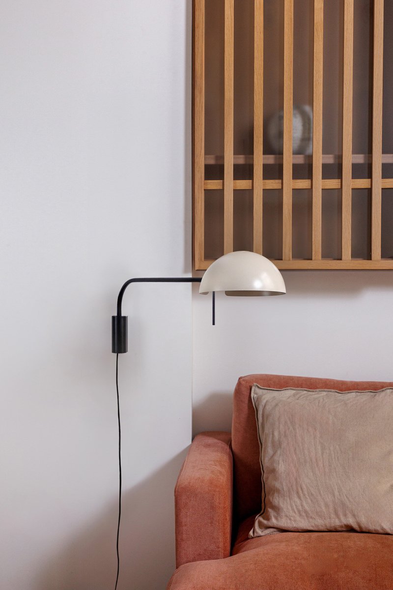 Dominica 88cm Beige vägglampa från Faro Barcelona - Dominica &auml;r en v&auml;gglampa i beige designad av Faro Lab, inspirerad av den estetiska r&ouml;relsen i Chicago mellan 1900 och 1940.