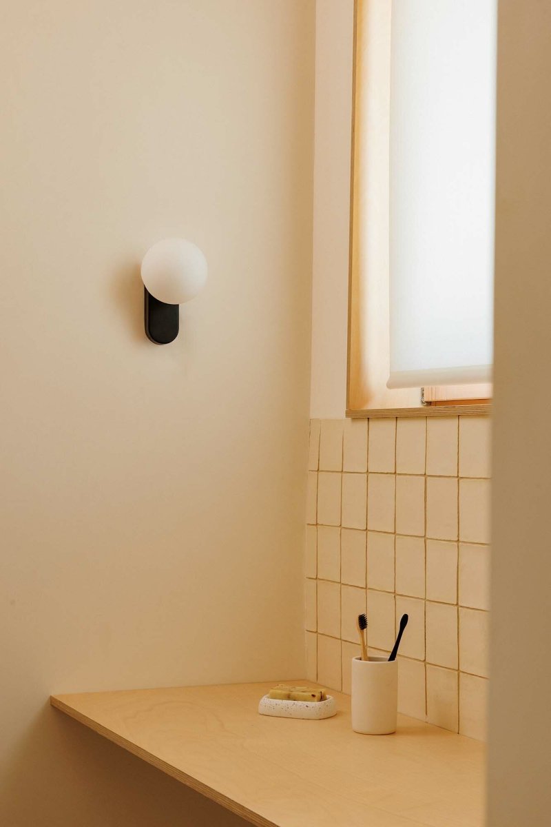 Mabe 16cm Svart badrumslampa från Faro Barcelona - Mabe &auml;r en v&auml;gglampa i matt svart som f&ouml;renar modern design med praktisk funktion.