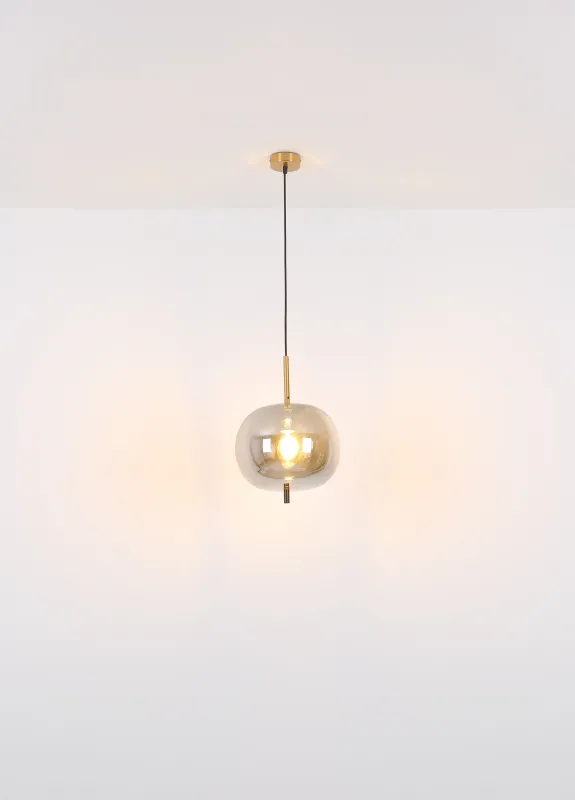 Blacky Ø30 Mässing taklampa från Globo Lighting - En stilren armatur som skapar en st&auml;mningsfull och elegant belysning i ditt hem,&nbsp;perfekt i vardagsrum eller matsal.