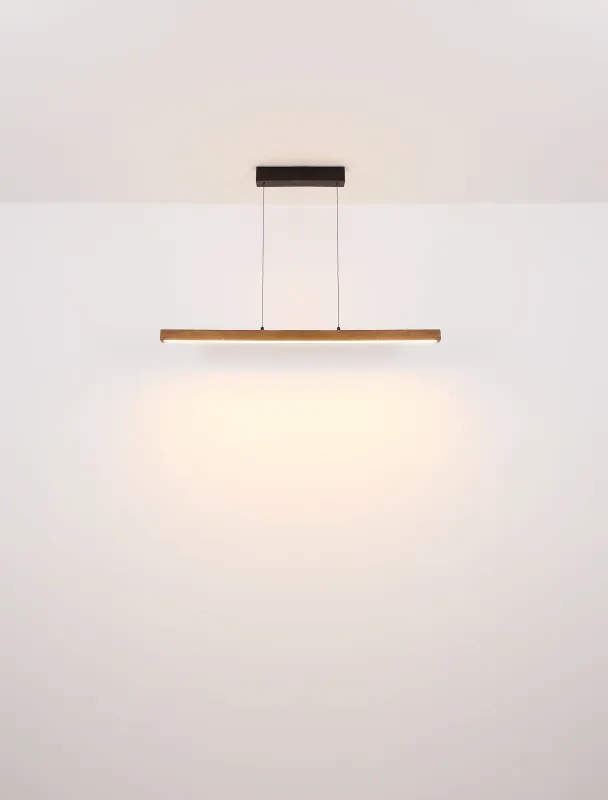 Olivus 115cm Natur taklampa från Globo Lighting - Olivus &auml;r en stilren takpendel i elegant, avl&aring;ng form som kombinerar svart metall med m&ouml;rkbrunt tr&auml; och opalplast f&ouml;r en modern och sofistikerad design.