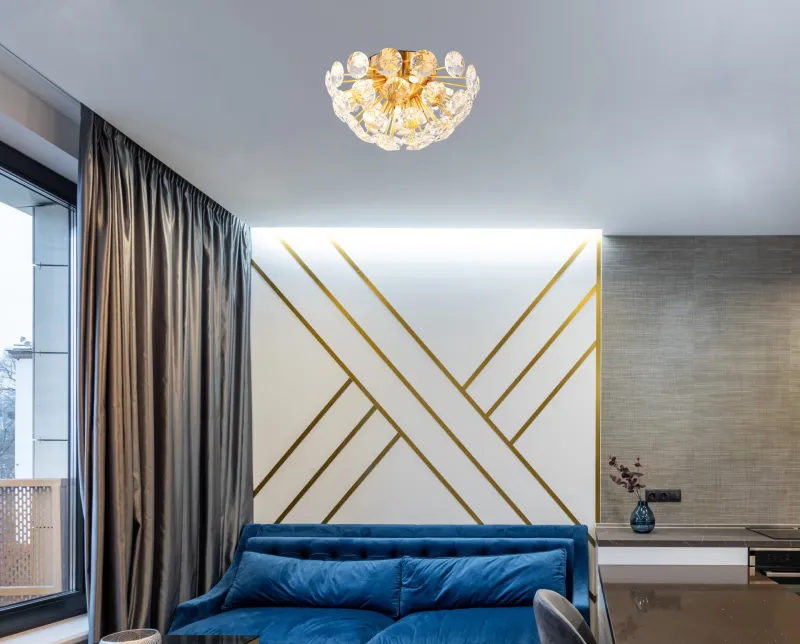 Virina Ø40 Guld plafond från Globo Lighting - Dess eleganta design kombinerar en gyllene metallkropp med en sk&auml;rm av klara kristaller, vilket ger en lyxig och sofistikerad k&auml;nsla till ditt hem.