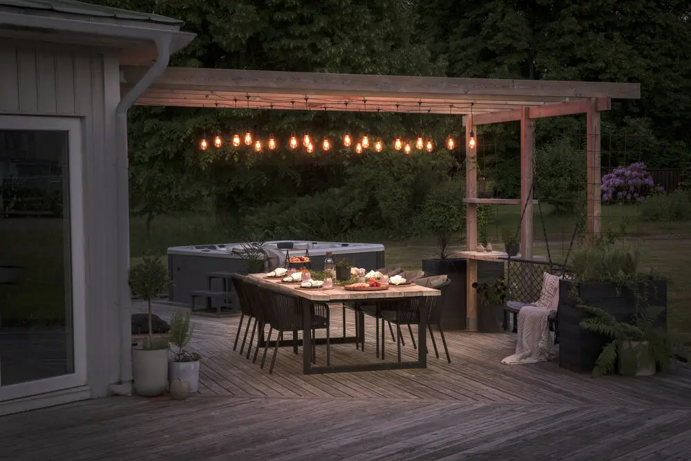 Ljusslinga startset amber 10m Svart från Konstsmide - Stilren ljusslinga med 10 amberf&auml;rgade LED-lampor &ndash; perfekt f&ouml;r att skapa mysig st&auml;mning ute eller inne.