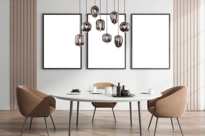 Blacky 102cm Mässing taklampa från Globo Lighting - Den 102,5 cm l&aring;nga pendellampan har en rektangul&auml;r m&auml;ssingsf&auml;rgad metallplatta, fr&aring;n denna h&auml;nger &aring;tta svarta kablar med runda, r&ouml;kf&auml;rgade glasglober i olika former.