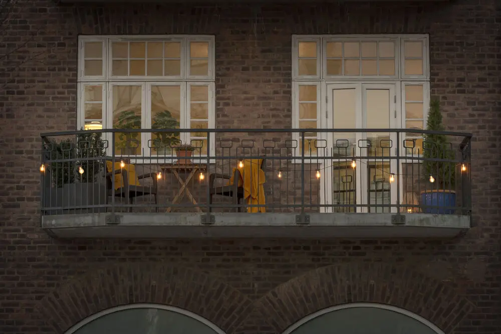 Ljusslinga amber E27 4,5m Svart från Konstsmide - IP44-klassad och t&aring;lig nog f&ouml;r b&aring;de inomhus- och utomhusbruk.