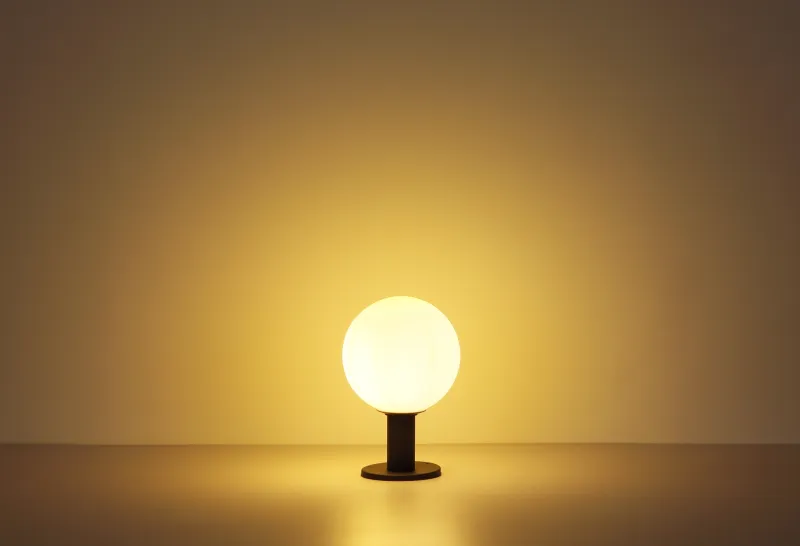 Ossy 38cm Antracit från Globo Lighting - Tillverkad i antracitf&auml;rgad gjuten aluminium med en elegant opalglassf&auml;r (&oslash; 25cm), sprider den ett mjukt och behagligt ljus.