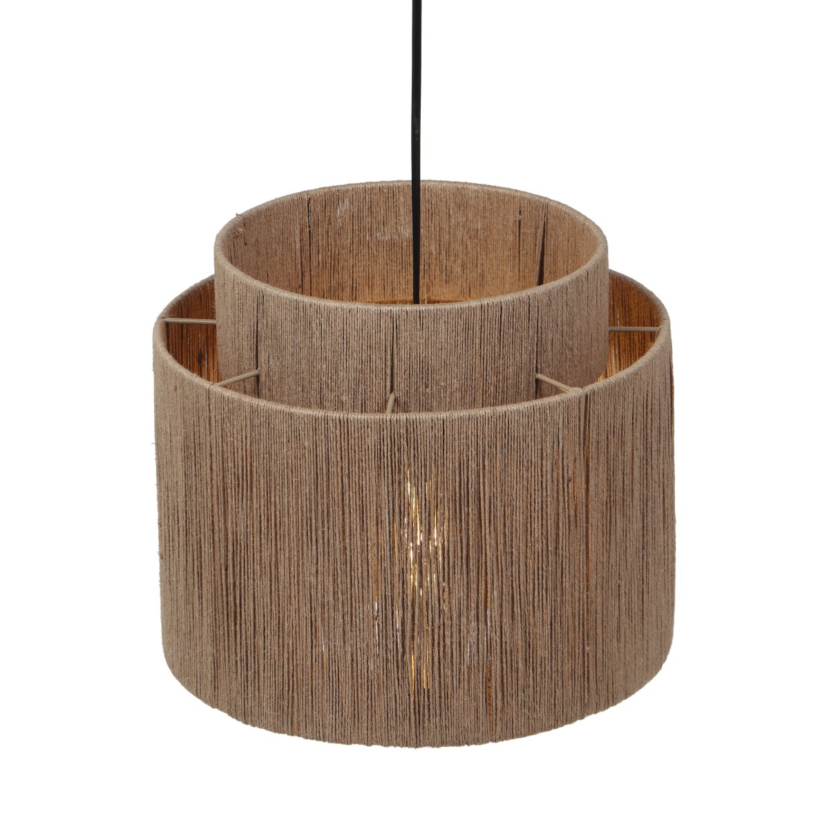 Smilla Ø30 Natur taklampa från Trio Lighting - Med sin eleganta kombination av naturlig jute och svart matt metall balanserar Smilla rustik charm med modern design &ndash; en perfekt detalj f&ouml;r en stilfull och harmonisk inredning.