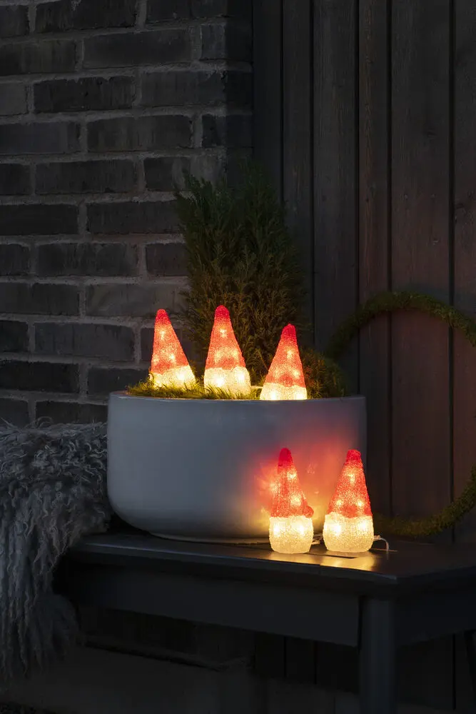 Tomtar akryl Röd från Konstsmide - Setet best&aring;r av 5 figurer med totalt 40 varmvita LED-ljus som sprider ett mjukt och inbjudande sken.