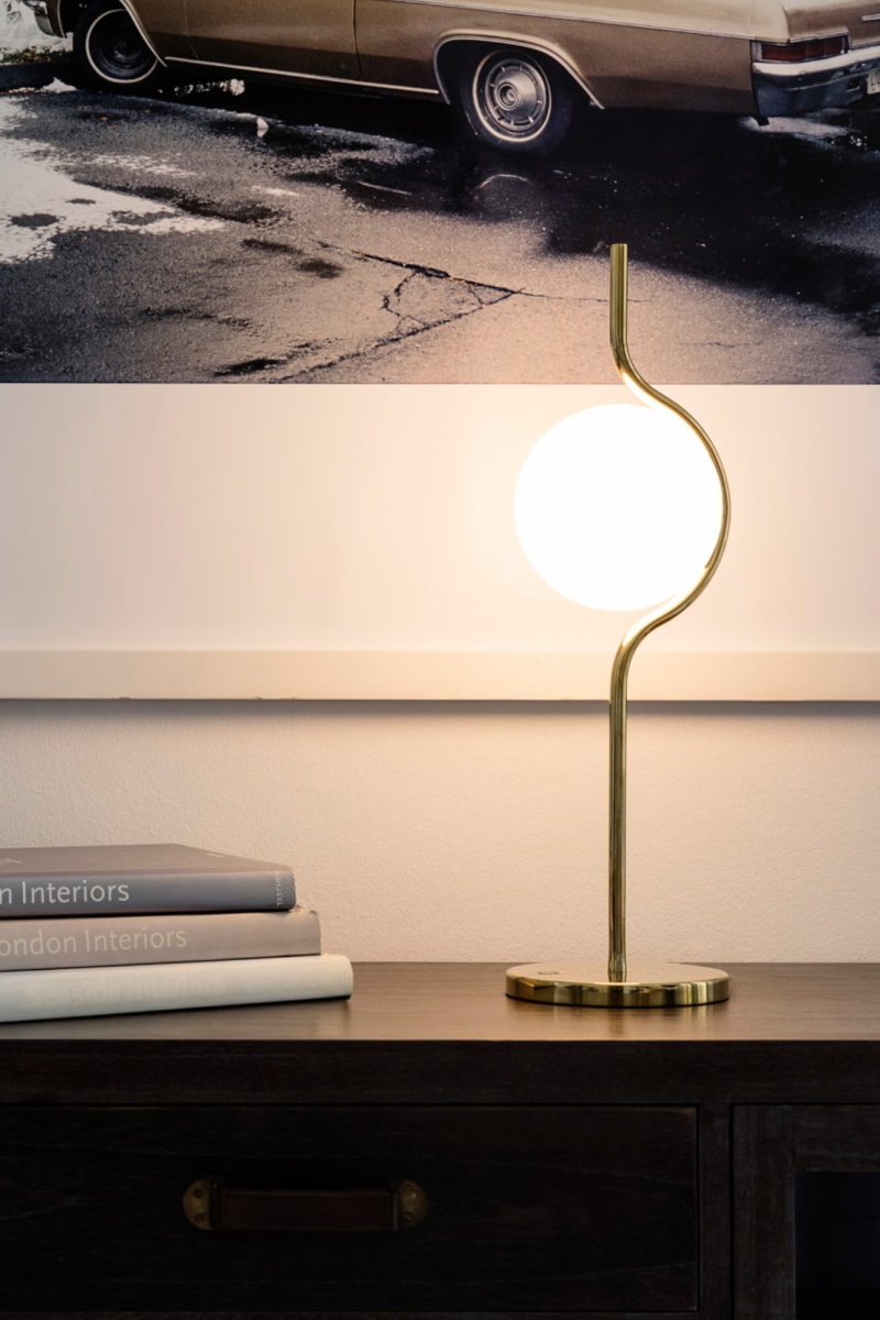 Le Vita 58cm Guld bordslampa från Faro Barcelona - Le Vita &auml;r en exklusiv lampserie formgiven av Nahtrang, d&auml;r enkelhet och elegans m&ouml;ts i en tidl&ouml;s design.