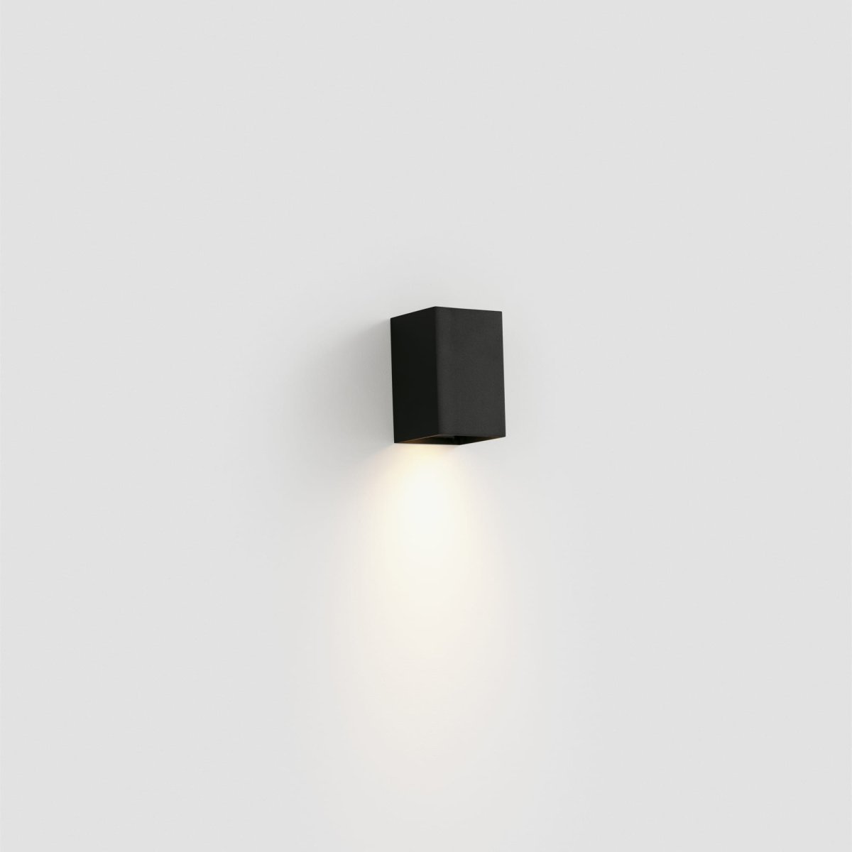 Lune 10cm Svart vägglampa från Faro Barcelona - Lune &auml;r en kvadratisk v&auml;gglampa med sl&auml;t svart yta som passar perfekt i hallar, korridorer och andra genomg&aring;ngsutrymmen.
