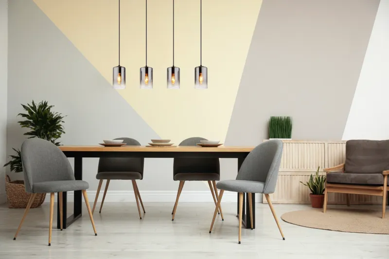 Roy 86cm Rökfärgad taklampa från Globo Lighting - Roy takpendel kombinerar modern design med funktionalitet och blir en elegant detalj i ditt hem.
