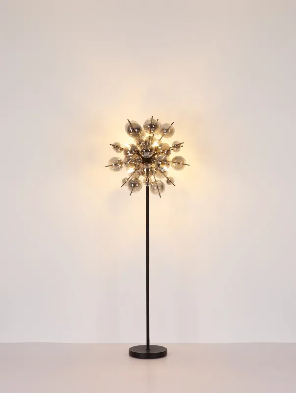 Udo Rökfärgad golvlampa från Globo Lighting - Ge ditt hem en modern och extravagant touch med Udo golvlampa &ndash; en perfekt kombination av design, funktion och atmosf&auml;riskt ljus.