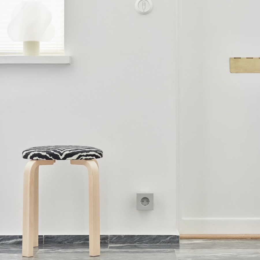 Square 2 Socket extender with 30W Dual USBC Grå från Avolt - Uttagsf&ouml;rl&auml;ngare fr&aring;n Avolt med en stilren design med en kub i &aring;tervunnen plast och en magnetplatta i botten f&ouml;r att kunna h&auml;ngas upp p&aring; v&auml;ggen.